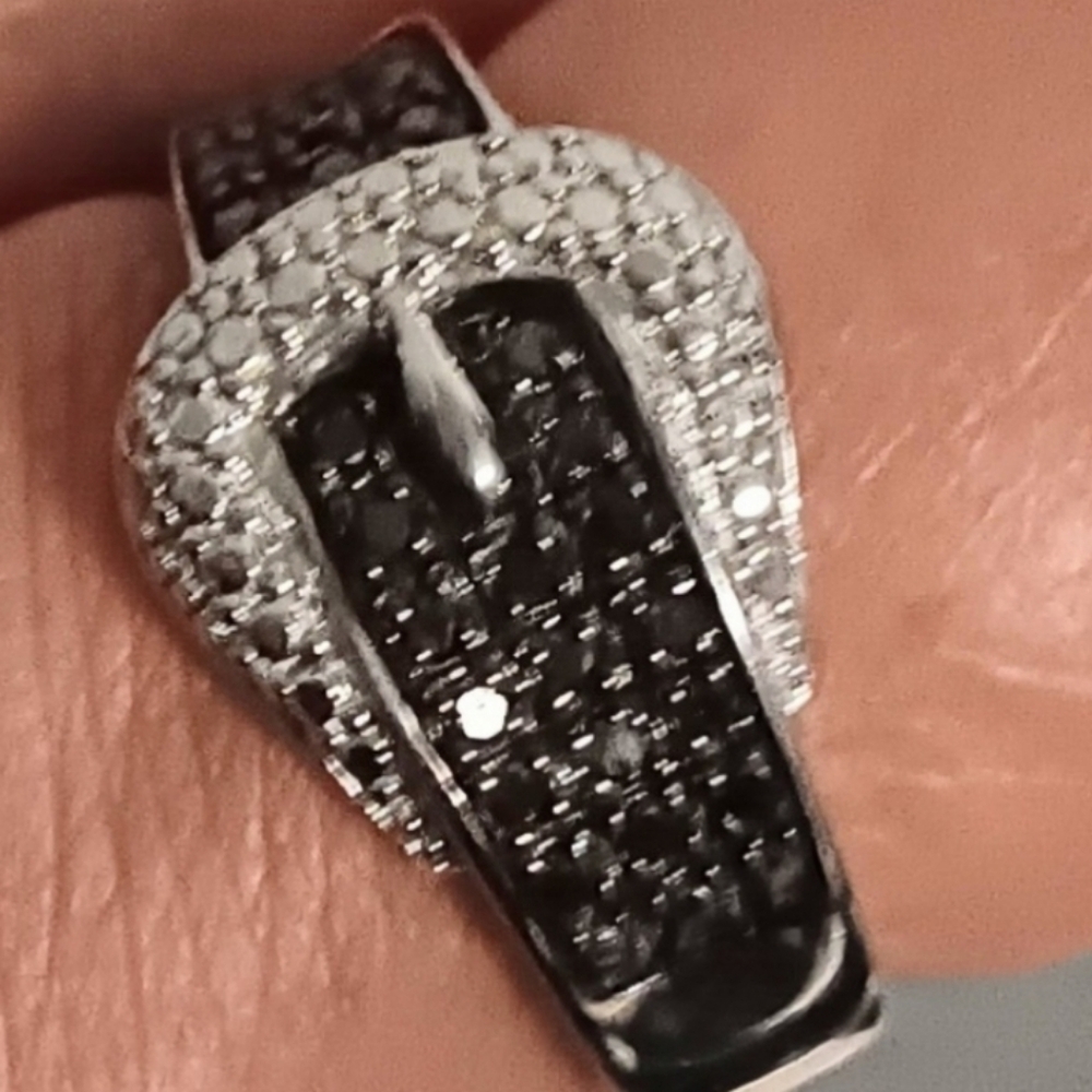 GENUINE 💎 DIAMONDS  BLACK & WHITE BUCKLE RING vtg signed. 6.75